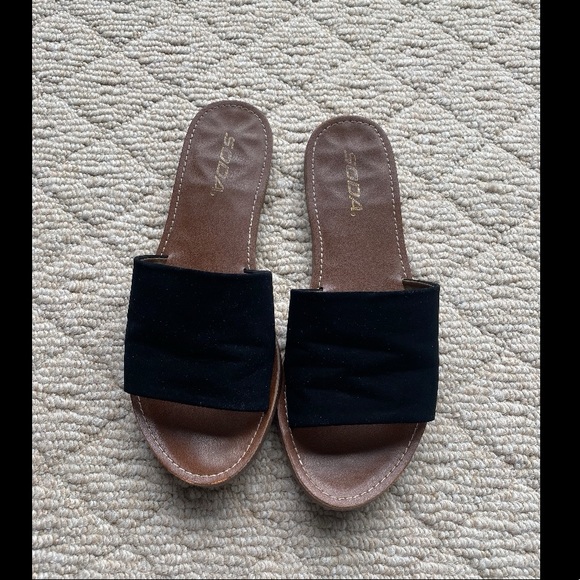 Fits like an 8-Black flat slide sandals - Picture 4 of 5